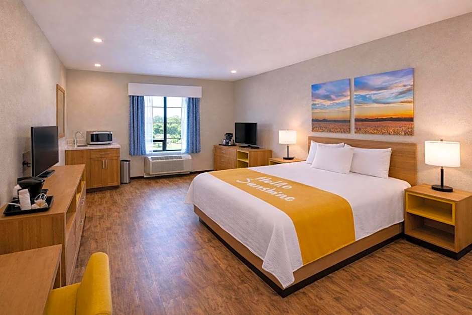 Days Inn & Suites by Wyndham Greater Tomball