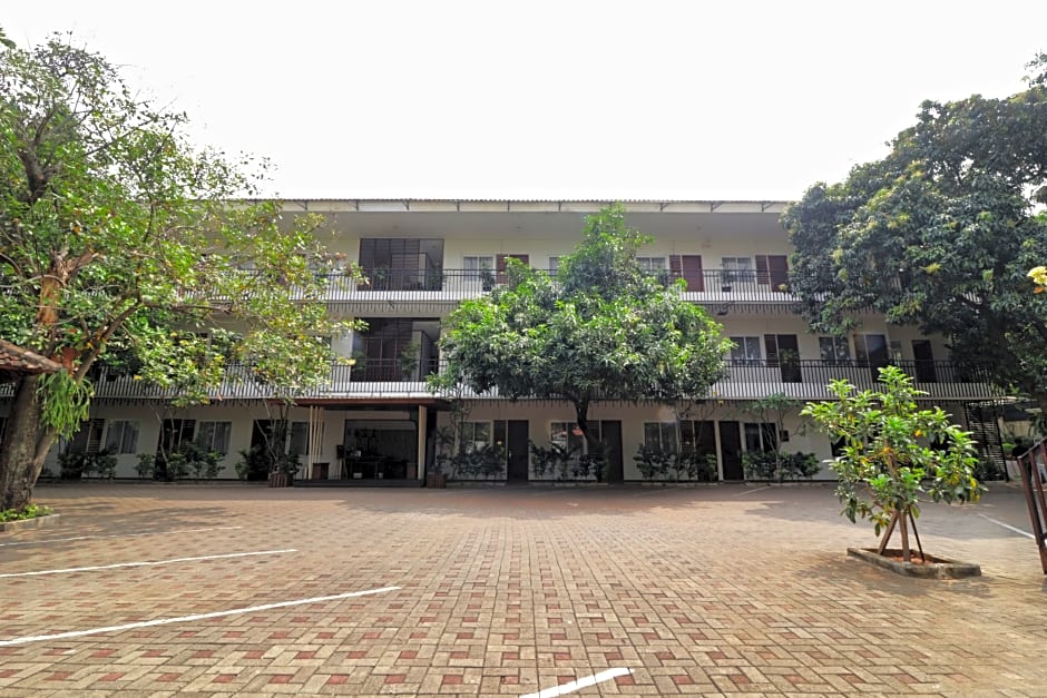 Pejaten Valley Residence by ZUZU