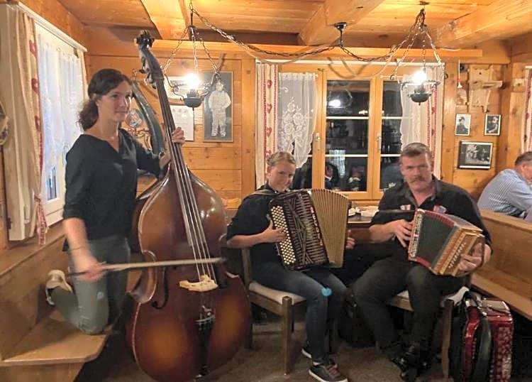 Ausflugs-Ski-Pistenhotel Klewenstock AUTO FREI Mit dem Mobiltelefon bestellen nur mit der Pendelbahn erreichbar auf 1600müm