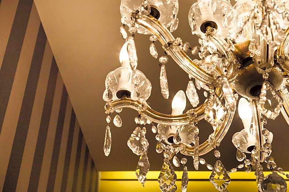 Hotel Diamonds and Pearls