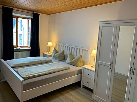 Doppelzimmer-Modern-Eigenes Badezimmer-Strassenblick