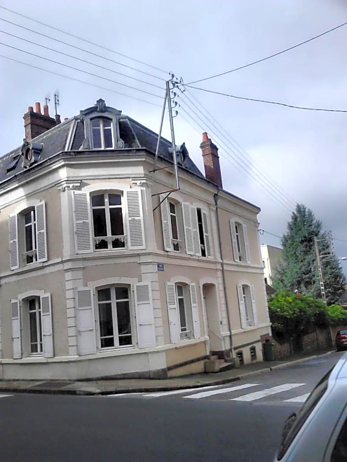 Centre ville, chambre indépendante 20m2 et sa salle de bain privée