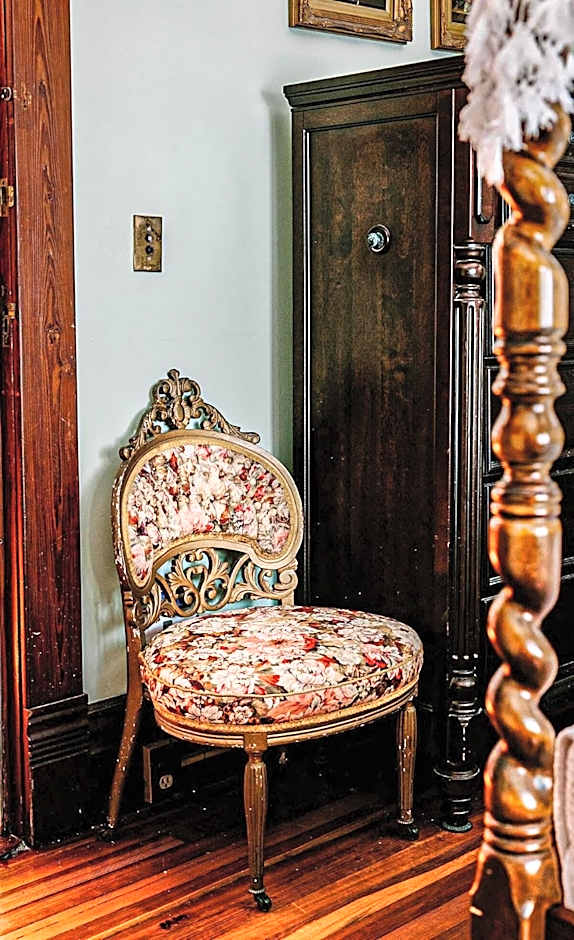 Classic King with Balcony at Curry Mansion