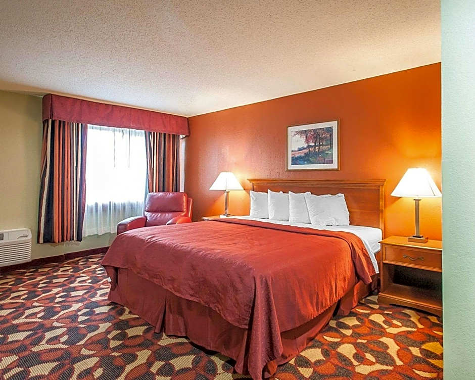 Quality Inn & Suites Kansas City I-435n Near Sports Complex