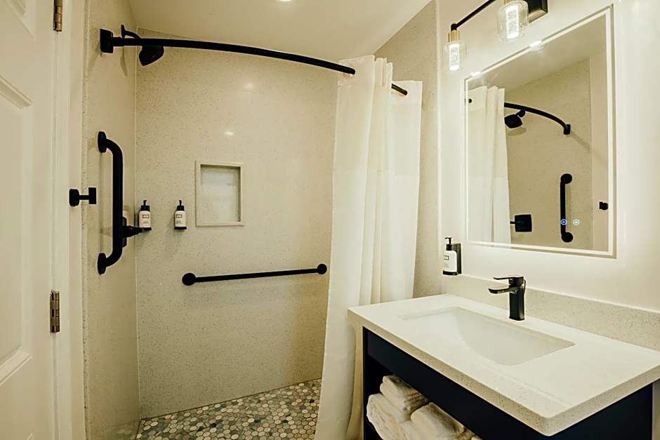 Blufftop Inn & Suites - Wharf/Restaurant District