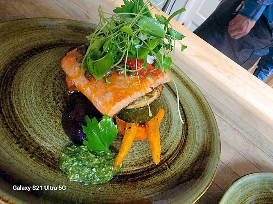 Storm Mountain Lodge & Cabins