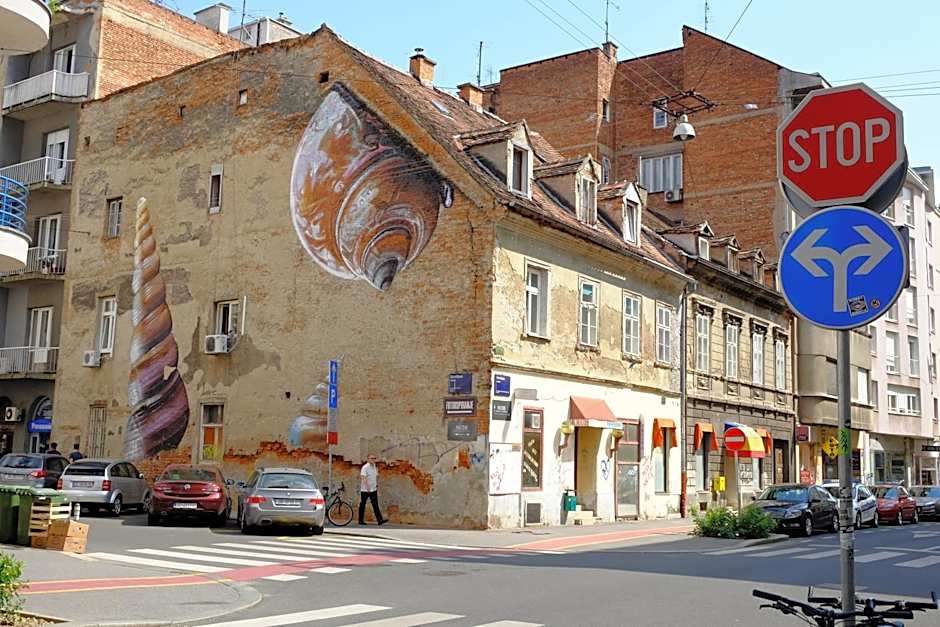 Lovecroatia Zagreb-'Paxnest' HOSTEL, No party! Cozy and quiet! Separated Men and women's Dormitory and Shower room! Indoor shoes provided! Lower beds with curtains for privacy! Maximum 4-5 beds per room! Fully prepared bed sheets! Have Laundry shop