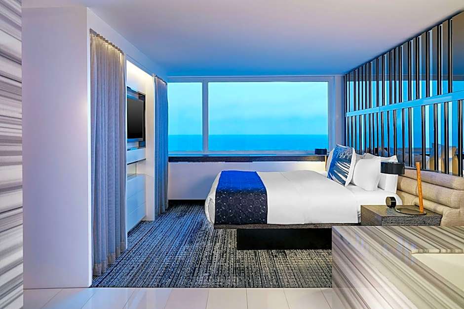 Foto 1 di 13 di Presidential 1 Bedroom 1 King Bed Suite, Lake View, High Floor