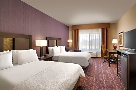 Standard Queen Room with Two Queen Beds and Mobility Accessible Tub
