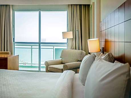 Apartment with One King Bed - Disability Access