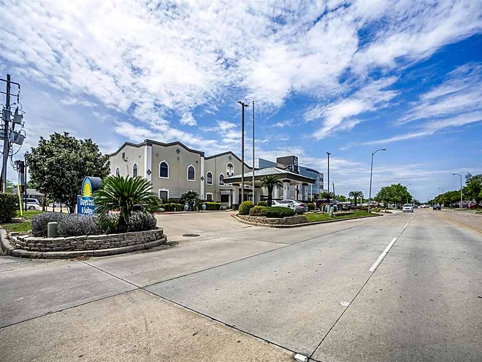 Days Inn & Suites by Wyndham Webster NASA-ClearLake-Houston