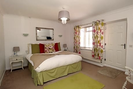 Cottage 3: Super King En-suite Family Room - Breakfast Included - Pet Friendly 