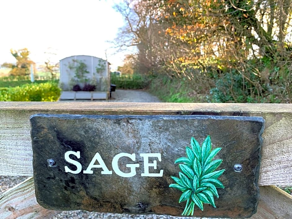 Stunning Shepherds Hut with Superb Views & Fire Pit near a Superb Gastro Pub