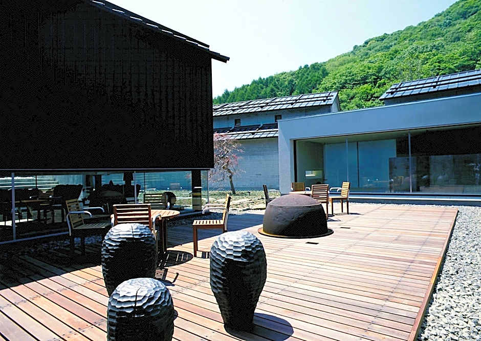 OTARU RETREAT by Onko Chishin