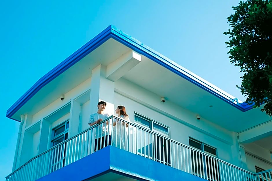 交流型ゲストハウス伊良部ジャーニーインIrabu Joureny INN#毎日みんなで夕食会#ゲストさんは20-30代が中心#海徒歩1分#空港車で5分#本格フィンランドサウナ付き#海と星と夕日が見える屋上あり