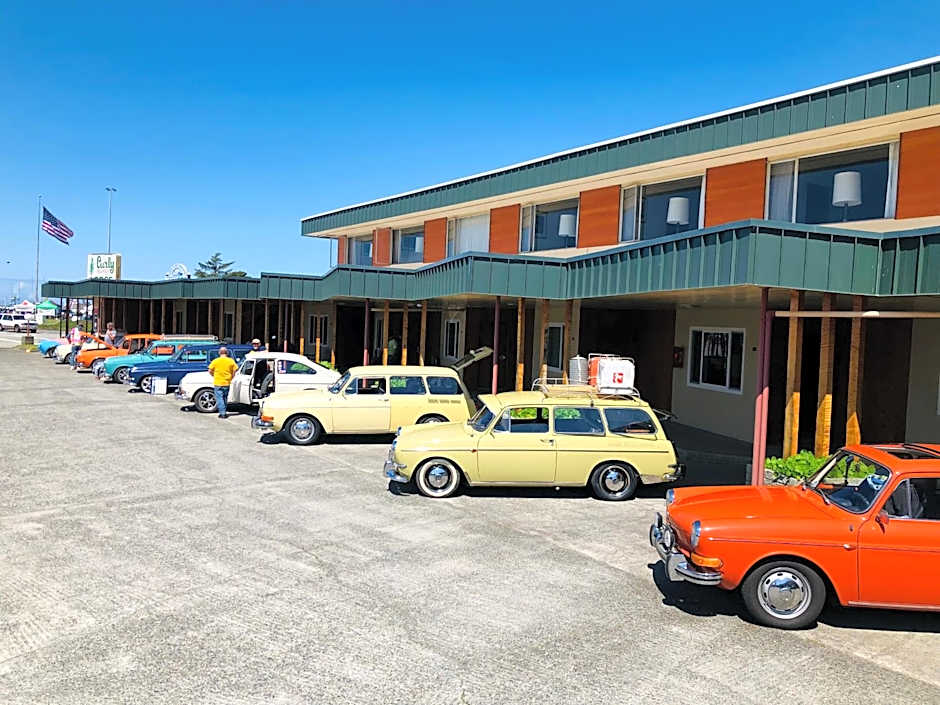 Curly Redwood Lodge