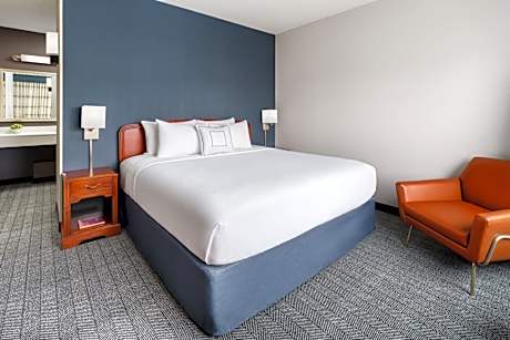 King Room with Sofa Bed and Adapted Tub - Mobility Accessible