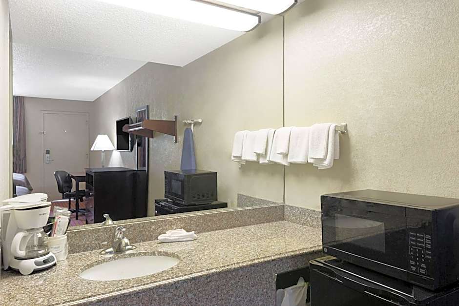 Super 8 by Wyndham Ruston