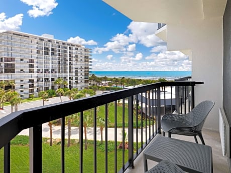 1 Queen Balcony High Floor Hearing Accessible