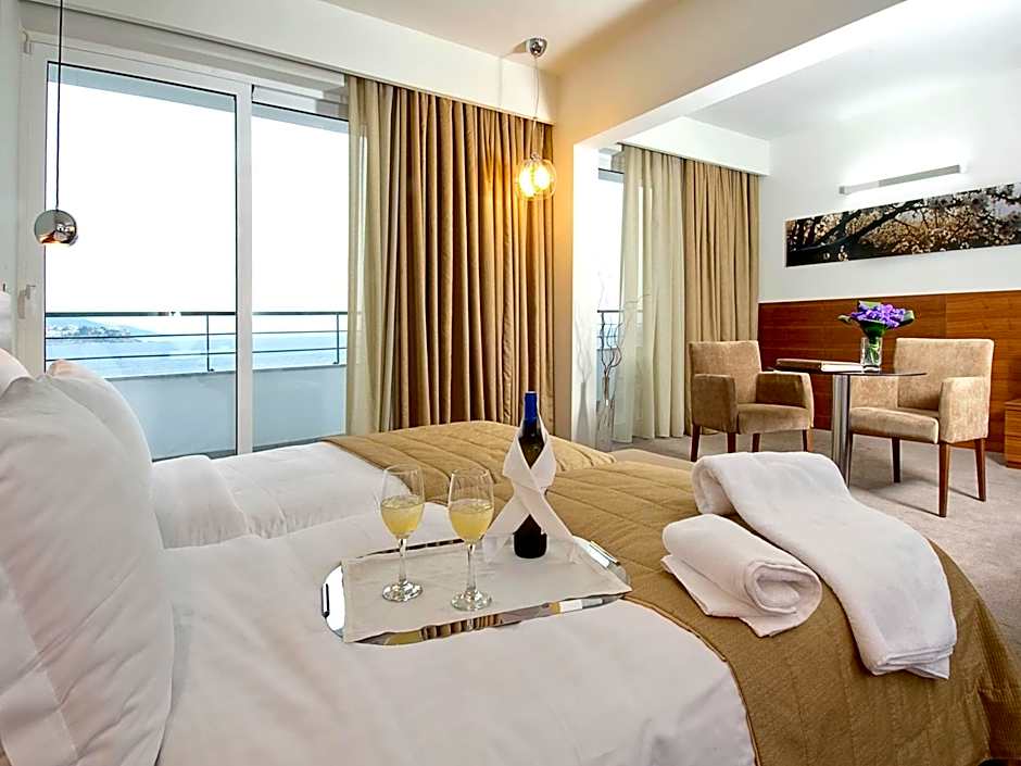 Photo 1 of 4 of Junior Suite, Sea View