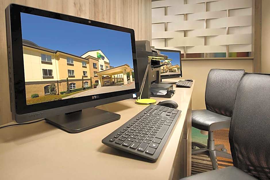 Holiday Inn Express & Suites DFW Airport - Grapevine By IHG