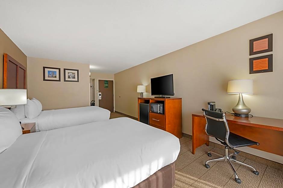 Comfort Inn & Suites North At The Pyramids