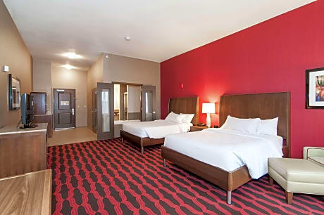 2 Queen Beds With Whirlpool