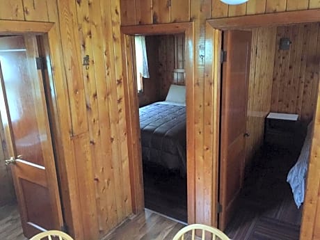 Cabin - 1 Queen Bed