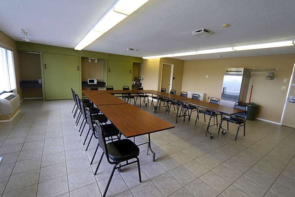 Super 8 by Wyndham Hearst ON