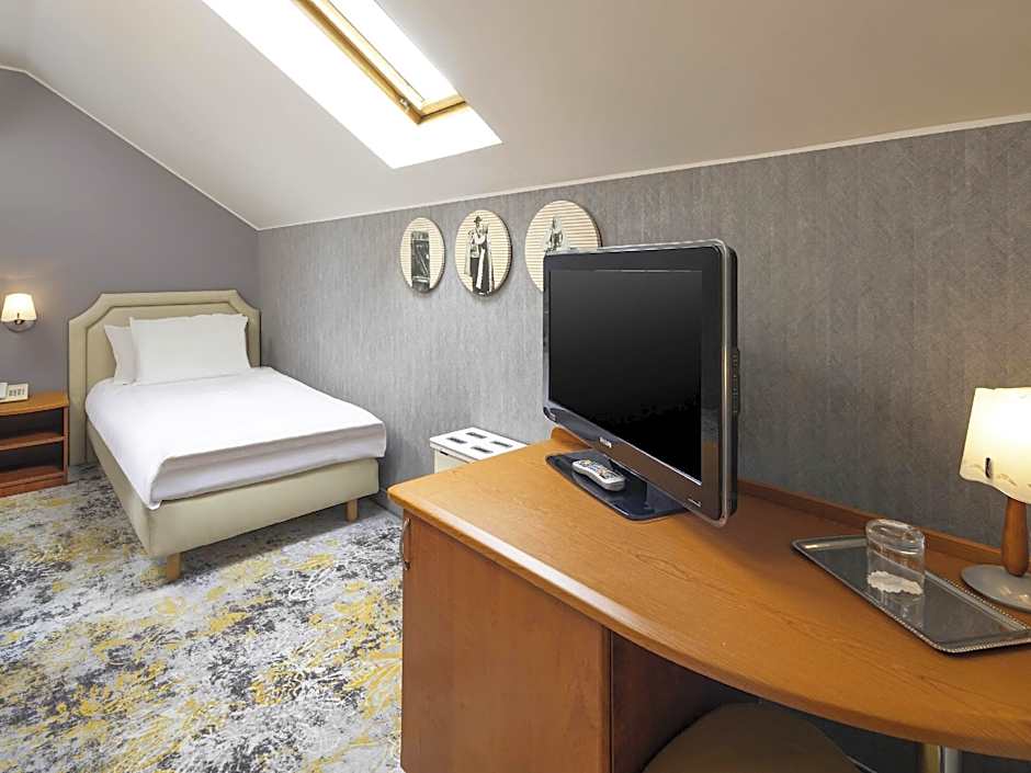 Photo 1 of 6 of Economy 1 Twin Bed