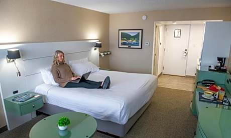 Deluxe King Room with Harbor View