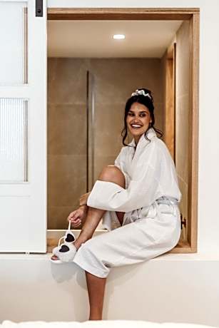 Deluxe King Spa Studio