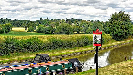 Narrowboat at Weedon
