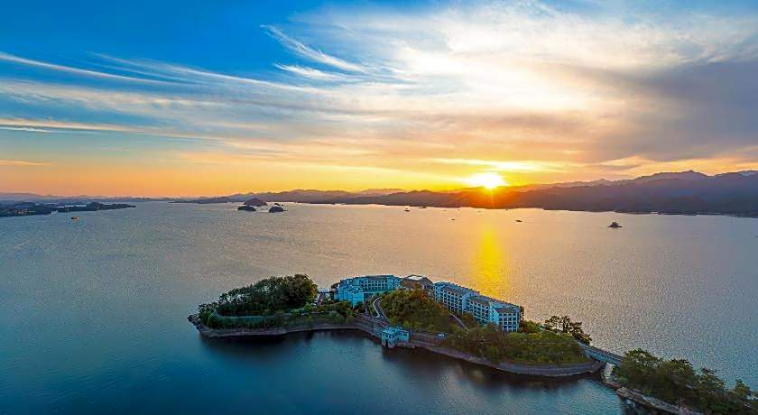 voco Thousand Island Lake By IHG