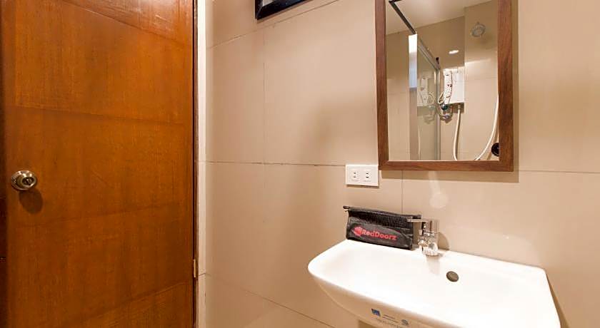 Reddoorz Plus @ Diola Villamonte Bacolod