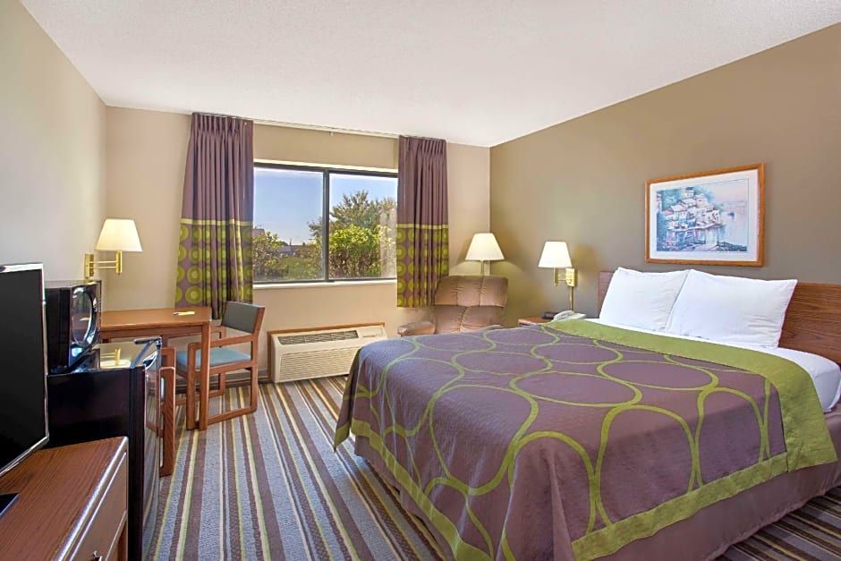 Super 8 by Wyndham Charles City