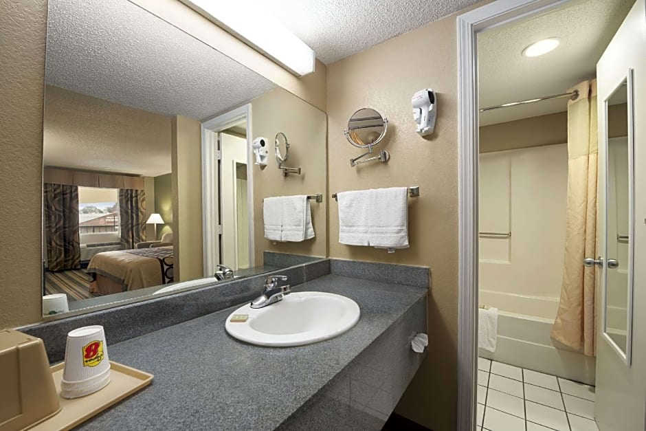 Super 8 by Wyndham Meridian
