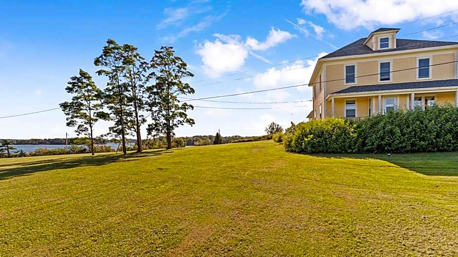 Bayview Pines Country Inn B&B