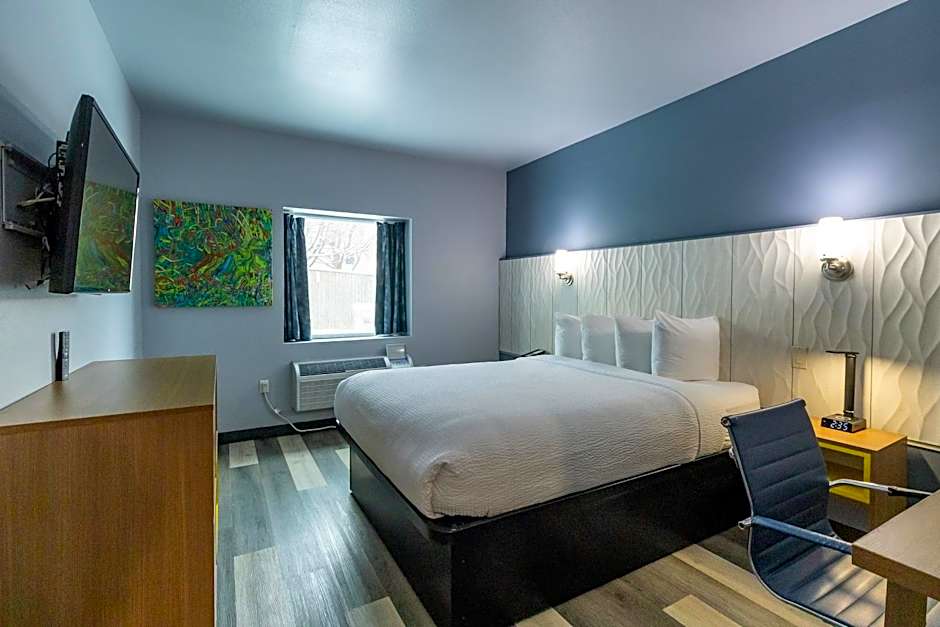 Days Inn & Suites by Wyndham Milwaukee