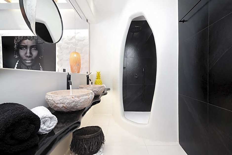 Portara Seaside Luxury Suites