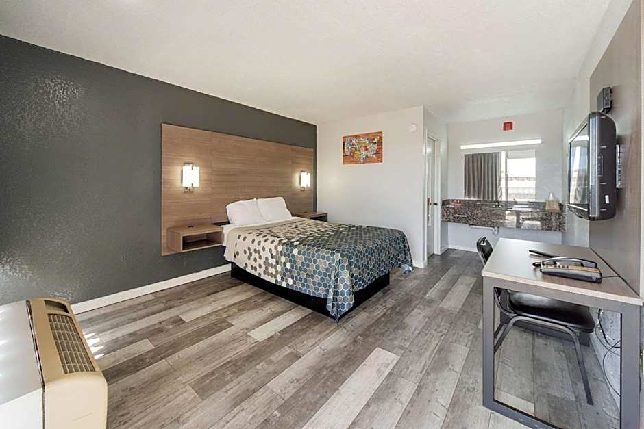 Econo Lodge Inn & Suites Bricktown