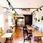 IZA Enoshima Guest House & Bar