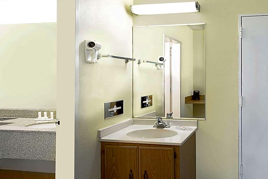 Howard Johnson by Wyndham Newburgh