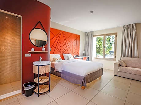 Superior Room with 1 double bed and 1 single bed - Lagoon view