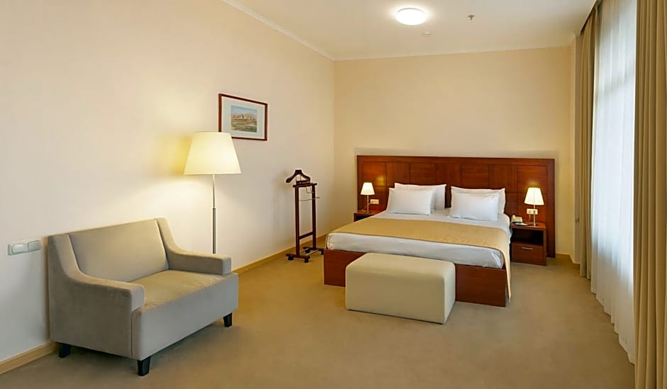 Ani Plaza Hotel