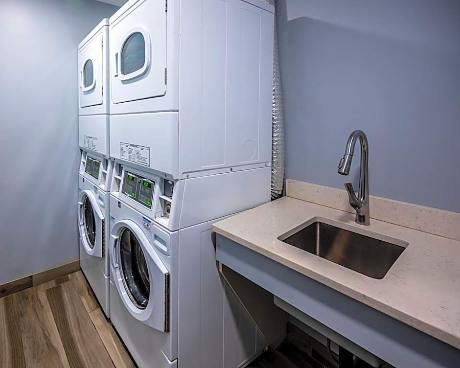 Alpenglow Lodge Snooze Studio with Den by MVA