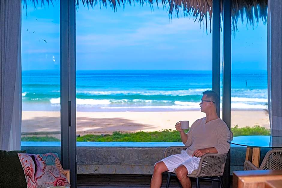 Sealord Naithon Beachfront Villa