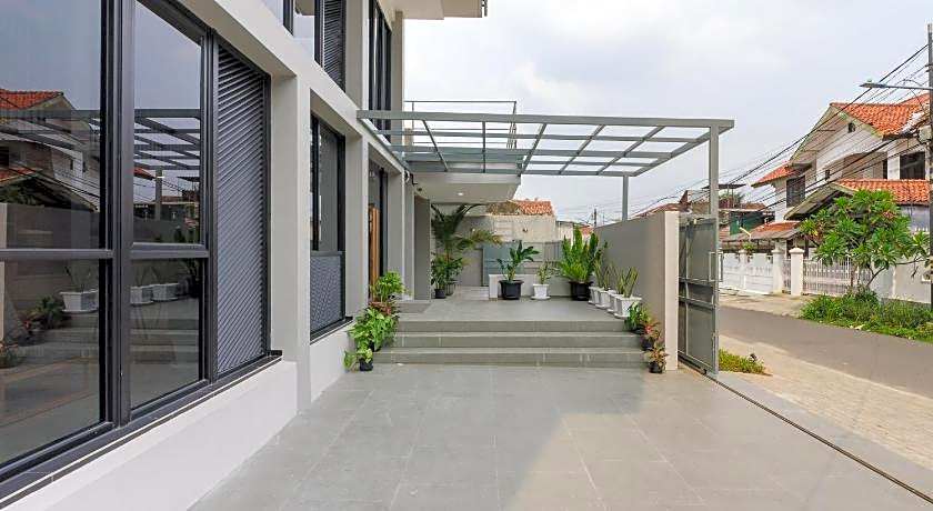 Urbanview Hotel Puri Indah