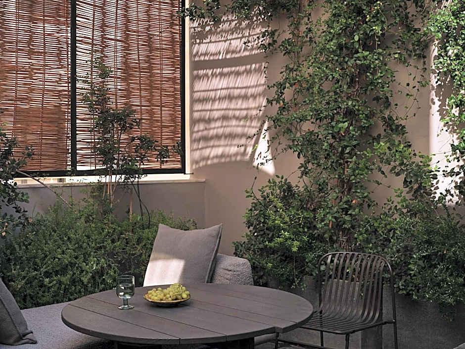 Monastik Living in Athina