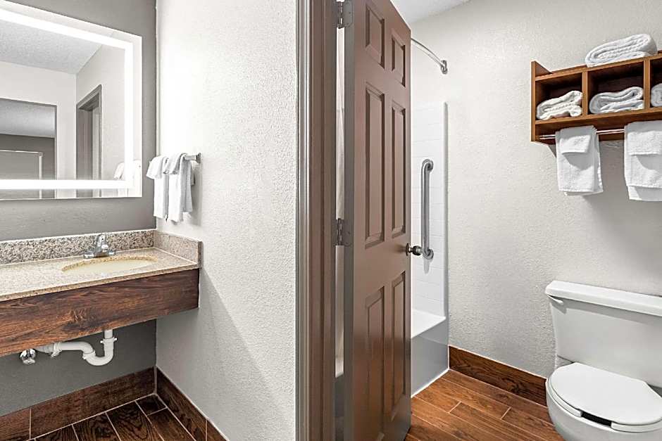 Zdjęcie 1 z 8 — Efficiency 2 Queen Beds Suite, Nonsmoking